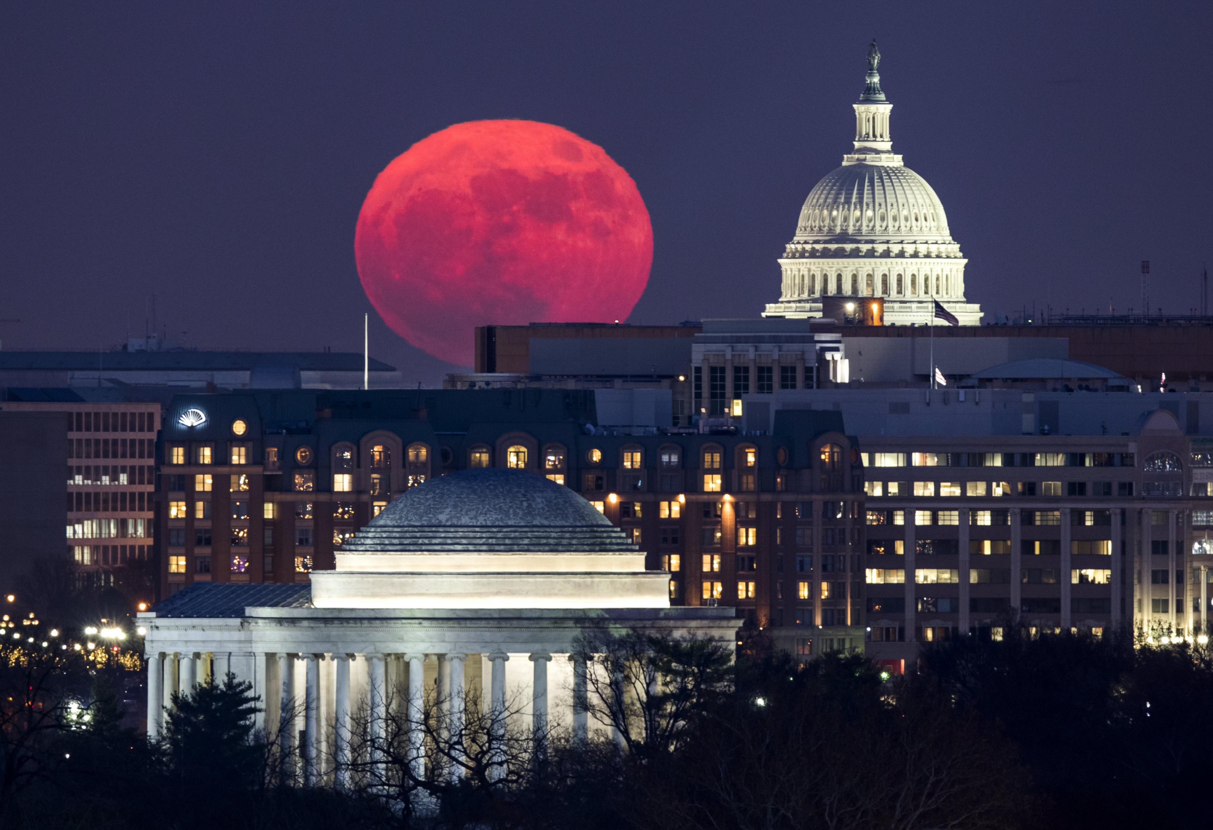 La Superluna posó al lado del Capitolio en Washington D.C, Estados Unidos. 