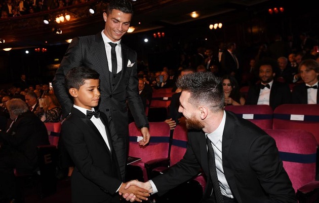 Cristiano Jr. saludó a Messi en la gala de The Best.