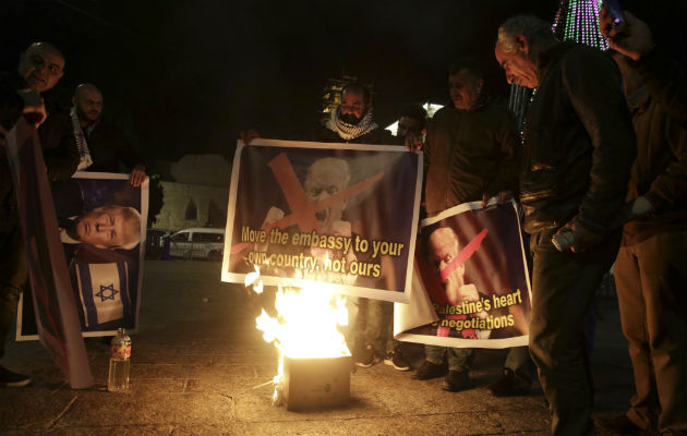 Un grupo de palestinos protestan contra Donald Trump. FOTO/AP