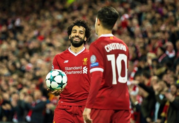 Mohamed Salah (i) de Liverpool le entrega el balón del partido a Philippe Coutinho. Foto EFE