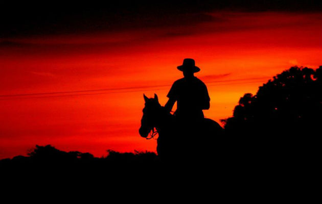 Un llanero cabalga al atardecer después de su día de trabajo