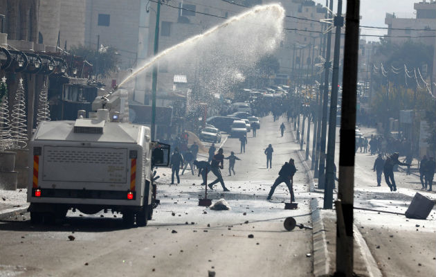 Soldados del Ejército israelí se enfrentan a varios palestinos. Foto: EFE