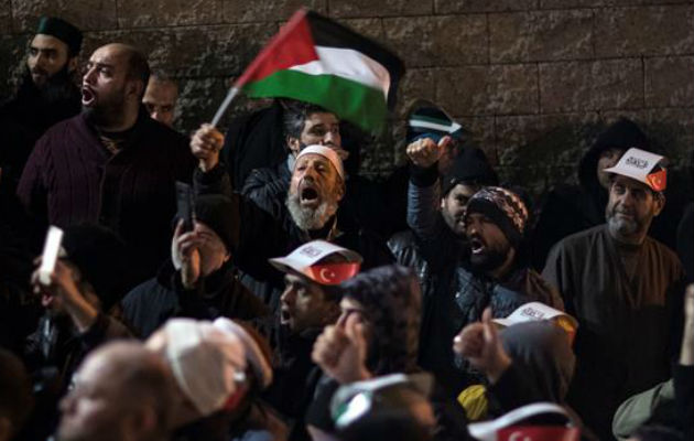Manifestantes gritan consignas contra el presidente de los EE.UU., Donald Trump, durante una protesta donde sostienen banderas palestinas. Foto: EFE