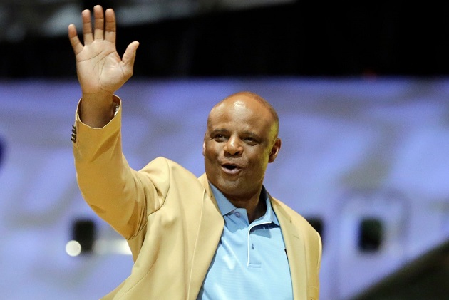 Warren Moon trabaja como comentarista radial para los Seahawks de Seattle. Foto AP