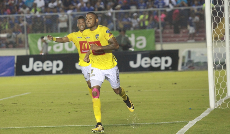 La dupla de Alfredo Stephens y Rolando Blackburn dio buenos frutos a Chorrillo FC. Anayansi Gamez