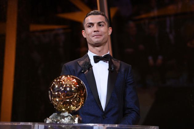 Cristiano Ronaldo con su quinto Balón de Oro. Foto EFE