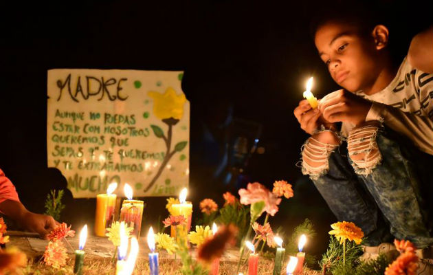  Los colombianos se lanzaron a las calles para iluminar velas y faroles en una noche tradicional de vigilia previa a la Inmaculada Concepción que marca el inicio de las fiestas navideñas en el país.