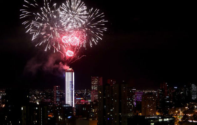 En Bogotá, centenares de personas se congregaron alrededor de la Torre Colpatria, uno de los edificios más altos del país, donde hubo un espectáculo de luces y fuegos artificiales que se vieron en buena parte de la capital y que dejó a los asistentes con la boca abierta.