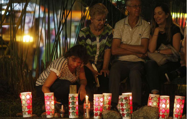 Los ciudadanos de la capital, como los del resto del país, se unieron a amigos, familiares y vecinos para encender en las calles y a las entradas de los edificios velas, intercambiar comida entre adultos y golosinas entre los niños.