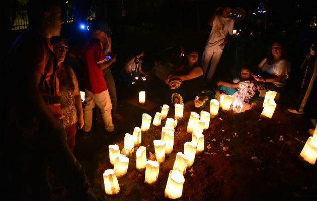 La noche se vio iluminada por miles de velas y bombillos