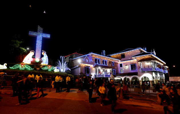 Los turistas atraídos por esta tradición disfrutan de faroles pintados con escenas de la Virgen o escenas de la Natividad.