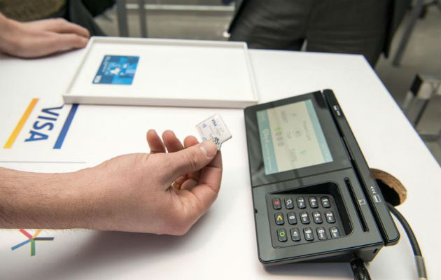 Un hombre presenta una de las nuevas tecnologías de Visa en Nueva York