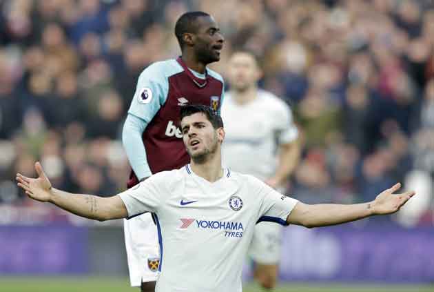 Álvaro Morata se queja de una falta. Foto AP