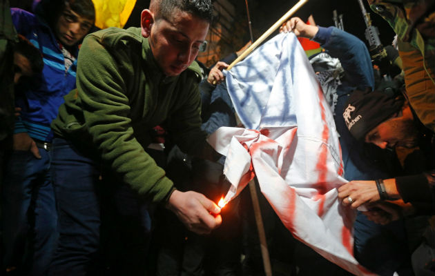 Los palestinos protestan por el apoyo estadounidense a Israel. FOTO/EFE