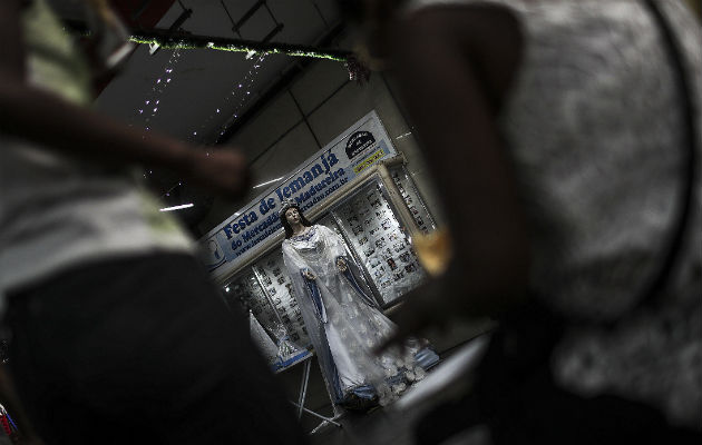 Las personas adquieren  la imagen de Iemanjá (la reina del mar) en el Mercado de Madureira, en la zona norte de Río de Janeiro. FOTO/EFErasil).
