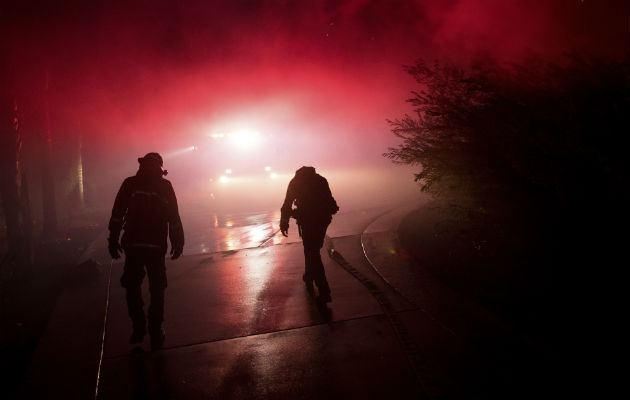 Los bomberos tratan de controlar los incendios. FOTO/AP