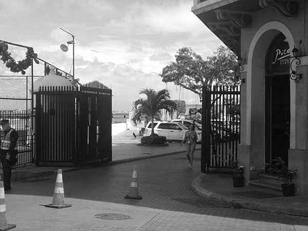 Han cerrado el libre acceso al Palacio Presidencial, instalando diez portones./Víctor Arosemena. 