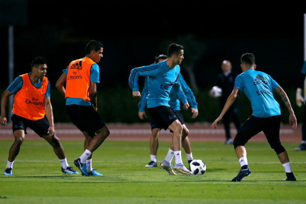 El delantero portugués Cristiano Ronaldo (c), controla un balón durante el entrenamiento de la plantilla del Real Madrid. Foto. EFE