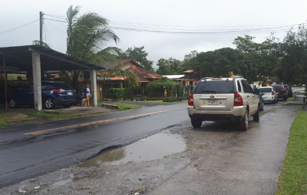 Unos dicen que es mejor reparar las calles. Foto: Elena Valdez.