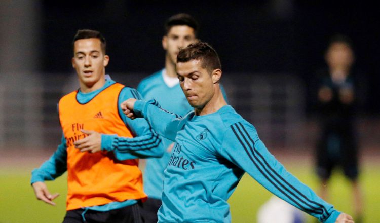 Los jugadores Lucas Vázquez (Izq.) y Cristiano Ronaldo, durante el entrenamiento del Real Madrid. EFE