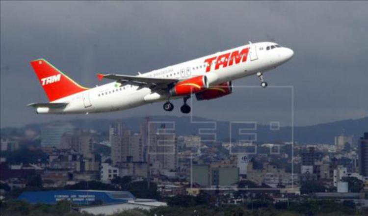 Avión de la aerolínea TAM despegando del aeropuerto Salgado. /Foto EFE