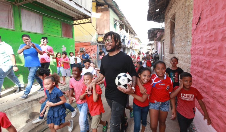 Román Torres desde que llegó a Barrio Lindo recibió el cariño y respeto que le tiene los niños. /Foto Anayansi Gamez