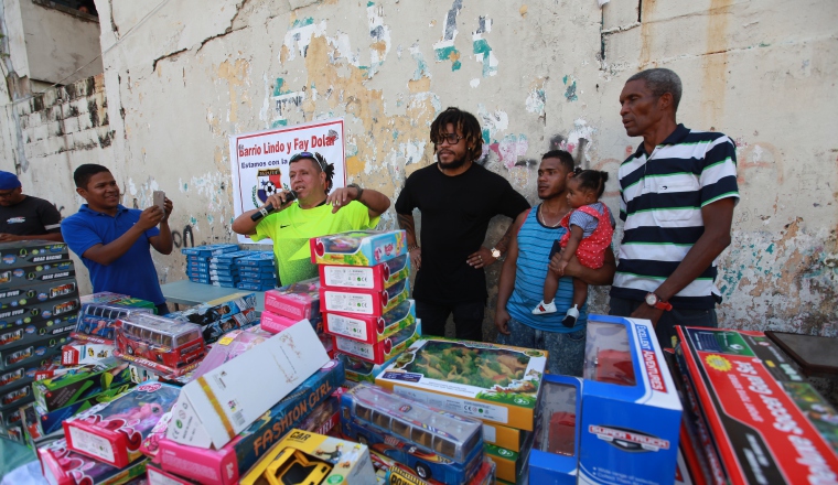 Román Torres llenó de regalos a Barrio Lindo. /Foto Anayansi Gamez