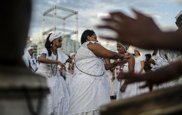 Ritos afrobrasileños en el tradicional homenaje a Iemanjá. FOTO/EFE