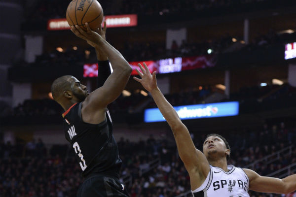 Chris Paul  anota tres puntos, ante la marca de Bryn Forbes de los Spurs (11). Foto:AP