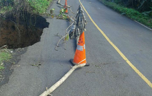 Los últimos oleajes contribuyeron al mayor deterioro de la carretera. Foto/Diómedes Sánchez