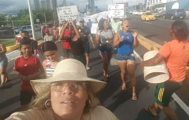 Exdirectora del Senniaf marcha contra desalojos en Curundú. Foto/Cortesía