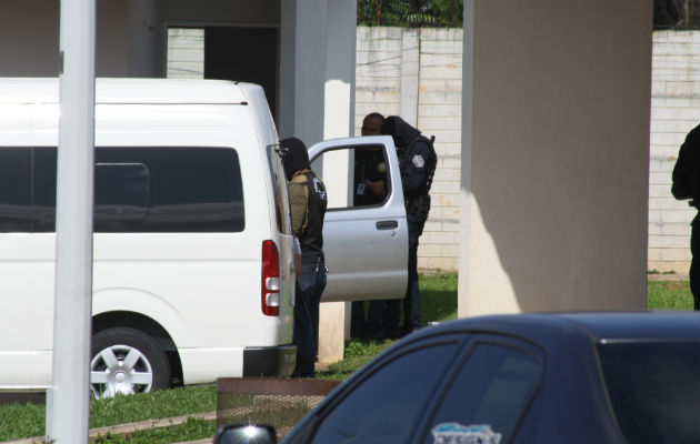 Las autoridades revisaron el auto y luego la residencia en La Arboleda. Foto/Eric Montenegro