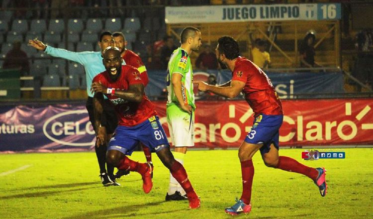 Felipe Baloy en el partido de ida de la final en Guatemala. /Foto Facebook  Municipal