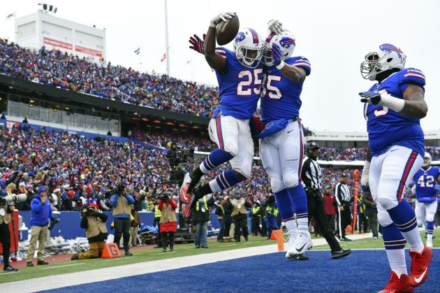  LeSean McCoy (25) celebra con sus compañeros Charles Clay (85) y Dion Dawkins (73). Foto AP 