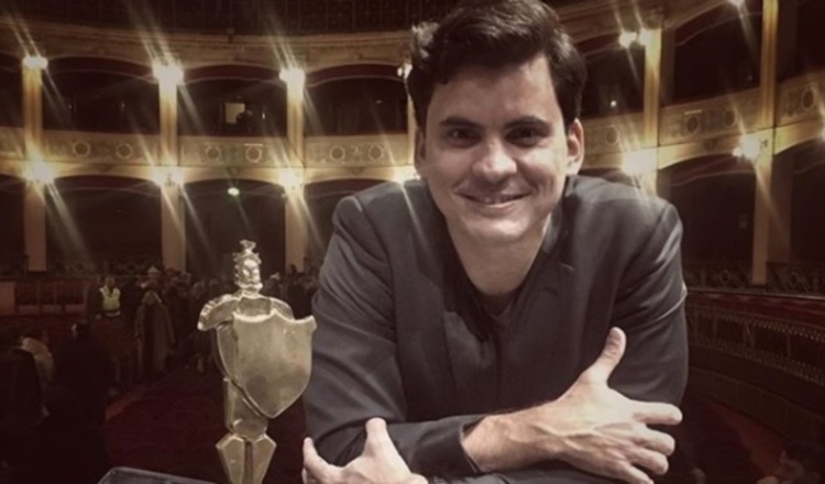El premio fue recibido por el director del documental.