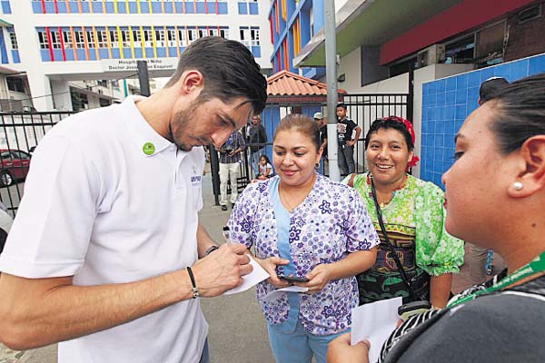 No dudó en dar autógrafos a las personas.