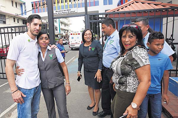 También compartió con personal del hospital.