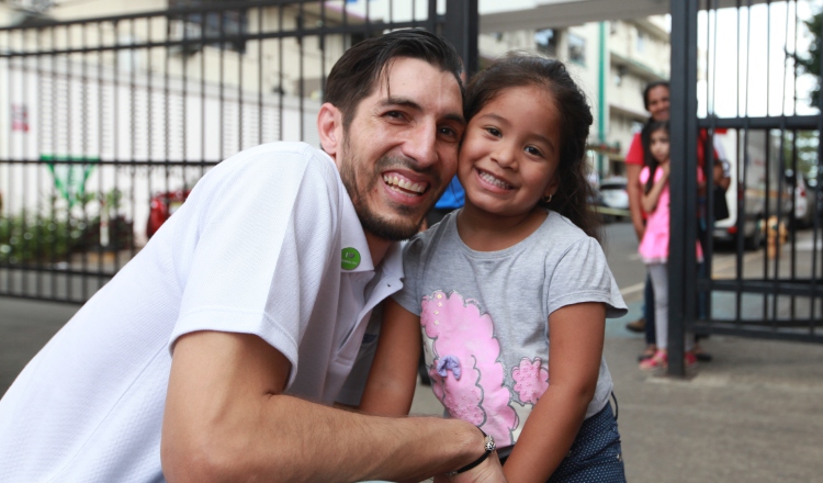 Jaime Penedo aprovechó la oportunidad para atender a sus fanáticos que caminaban en los alrededores del Hospital del Niño. /Foto Anayansi Gamez
