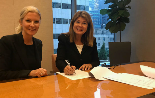 Vanessa Slowey (i) CEO de Digicel y Alison Gleeson (d) vicepresidente de Cisco Américas suscribieron el acuerdo.