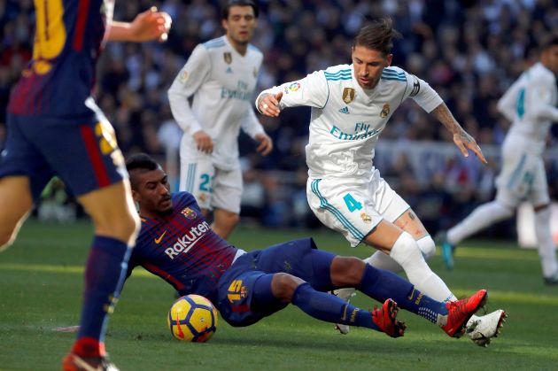 Sergio Ramos (d), durante el partido  contra el Barcelona. Foto EFE