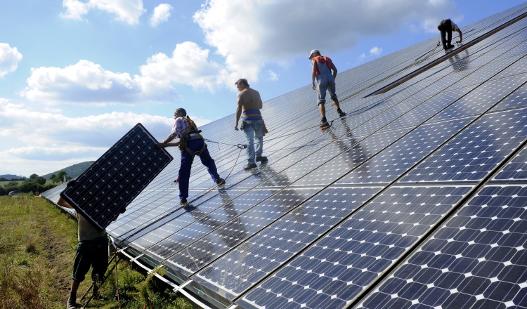 La instalación de paneles solares en Panamá también representa un alivio al sistema eléctrico para que pueda cubrir otras necesidades. /Foto Archivo