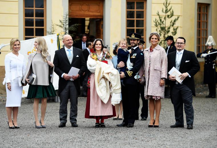 Parte de la familia real posa tras el bautizo de Gabriel de Suecia,