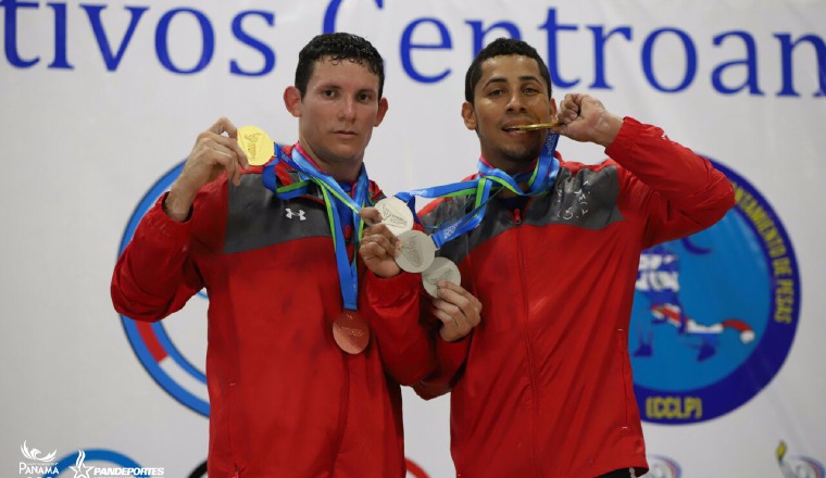 Ariel Batista y Máximo Víquez muestran sus preseas. Ariel Batista y Máximo Víquez muestran sus preseas. /Foto Cortesía