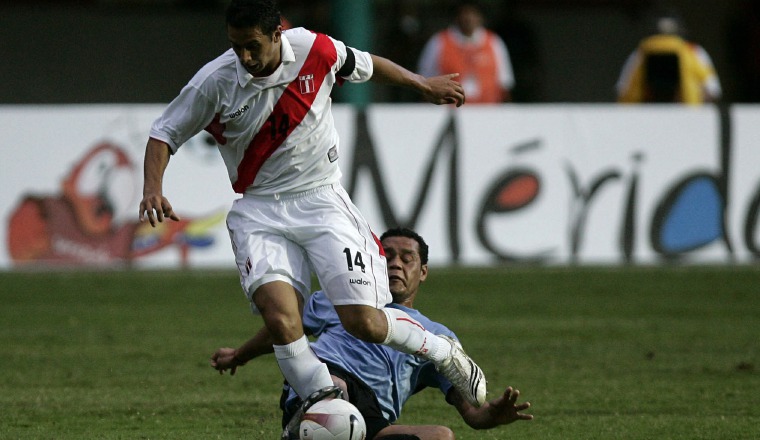 Pizarro en un partido con su selección peruana ante el elenco uruguayo por una Copa América. Pizarro en un partido con su selección peruana ante el elenco uruguayo por una Copa América. /Foto EFE