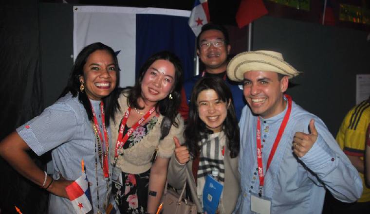 Con Otto Gamboa y amigos de Japón. 'Ganamos en el debate mundial.' 