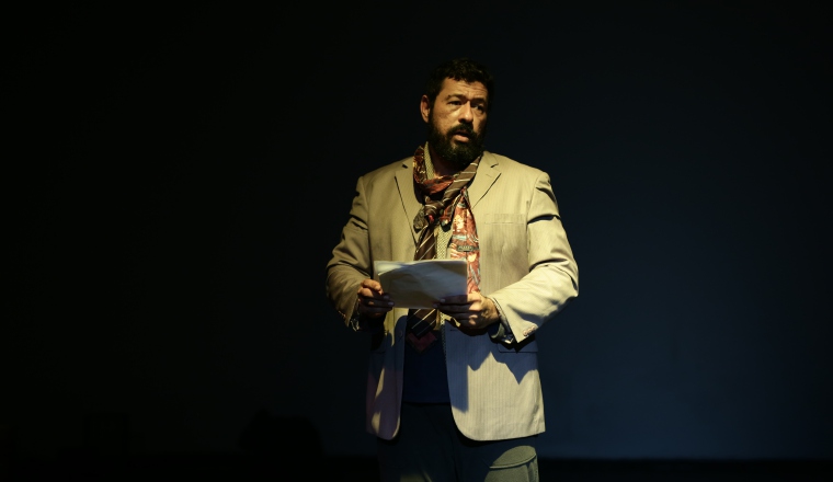 Jaime Newland, quien además de dirigir la obra, actúa en ella. Jaime Newland, quien además de dirigir la obra, actúa en ella.