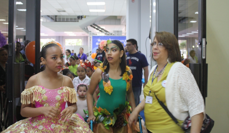 Xochitl Mckay y niños del Teatro Tía Dora en Atlapa. Xochitl Mckay y niños del Teatro Tía Dora en Atlapa.