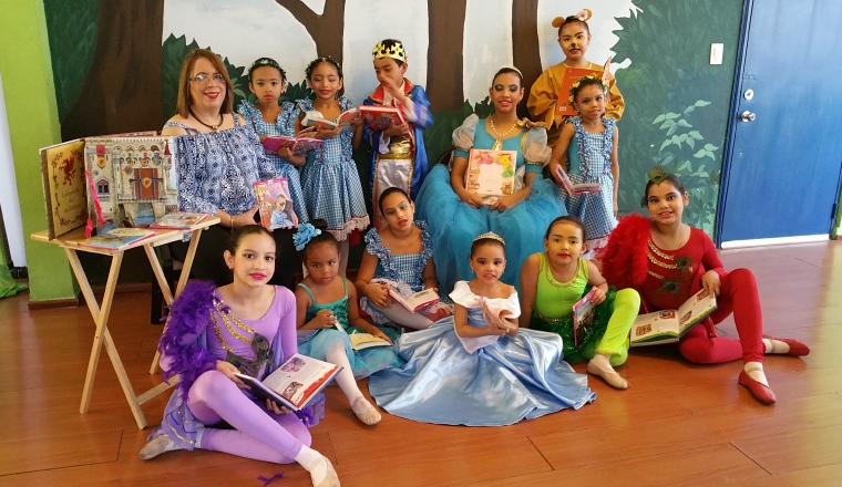 Ella disfruta fomentando el amor por los libros y la lectura. Ella disfruta fomentando el amor por los libros y la lectura.