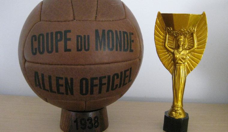 El balón Allen (el oficial para esta cita mundialista) junto al trofeo Jules Rimet, que estuvo vigente hasta el Mundial de México 1970. El balón Allen (el oficial para esta cita mundialista) junto al trofeo Jules Rimet, que estuvo vigente hasta el Mundial de México 1970. /Foto Tomado de Internet