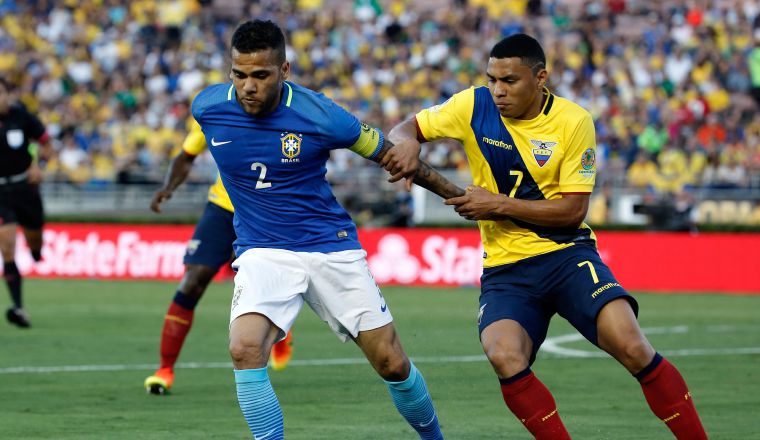 Dani Alves aportará mucha experiencia con sus 114 partidos con el Scratch du oro, desde que debutó en 2006. Dani Alves aportará mucha experiencia con sus 114 partidos con el Scratch du oro, desde que debutó en 2006. /Foto EFE